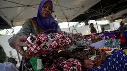 Salah satu stan di Pekan Produk Kreatif Daerah (PPKD) memamerkan produknya berupa tas, Lapangan Banteng, Jakarta, Jumat (29/5/2015). Acara tersebut digelar dari 29 Mei-2 Juni 2015. (Liputan6.com/Faizal Fanani)