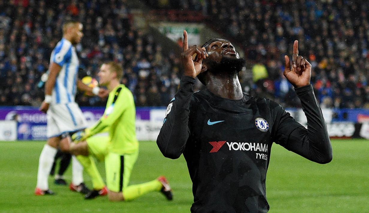 Tiemoue Bakayoko - Pemain yang dibeli mahal oleh Chelsea yakni 40 juta euro itu nyatannya gagal memenuhi harapan manajemen The Blues. Digadang-gadang jadi jendral lini tengah, nyatanya ia justru terus dipinjamkan mulai dari AC Milan, AS Monaco, hingga terakhir di Napoli. (Foto: AFP/Oli Scarff)