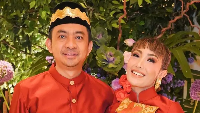 Ayu Dewi dengan busana tradisional (Instagram/mrsayudewi)