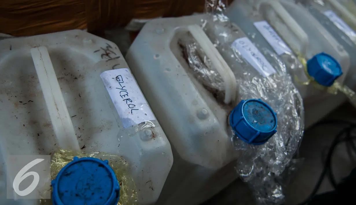 Cairan Glycerol yang berhasil disita ditunjukan saat ungkap kasus narkotika di Ditresnarkoba Polda Metro Jaya, Jakarta, Jumat (3/2). Petugas juga mengamankan 8 buah jerigen cairan alkohol dan 5 jerigen berisi Glycerol. (Liputan6.com/Gempur M. Surya)