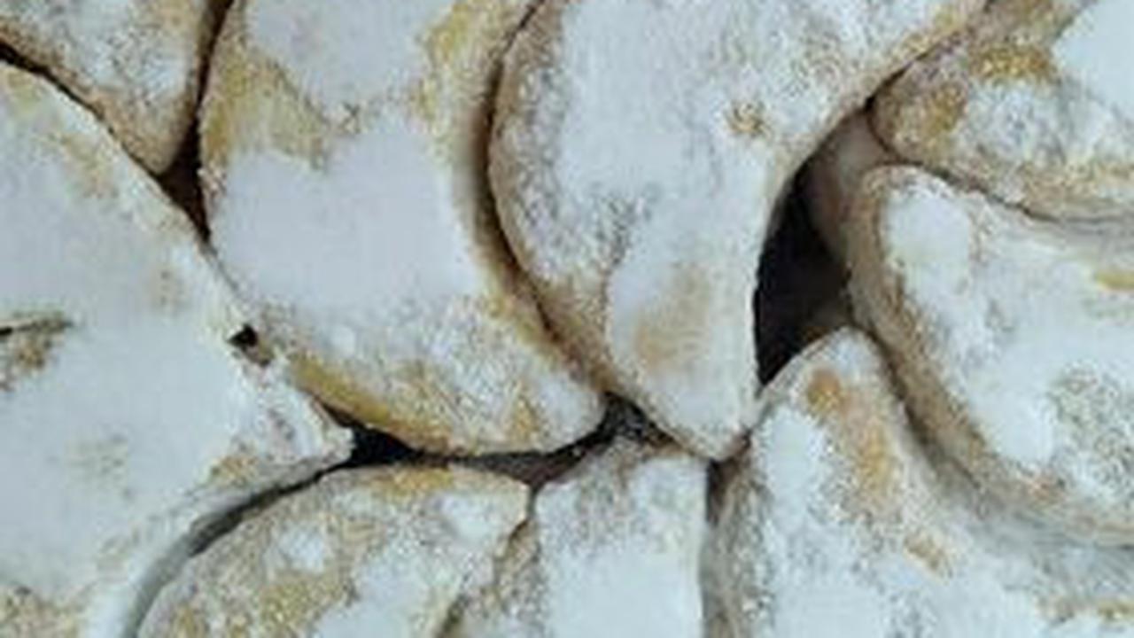 Bagaimana? Mudah bukan bahan dan cara membuatnya? Jangan sampai terlewat sajiankan kue putri salju di meja tamu saat perayaan Lebaran nanti. Selamat mencoba.