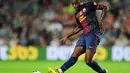 Dengan pemain macam Xavi dan Iniesta membuatnya otomatis gagal bersaing di Barcelona. Hal tersebut membuat Barcelona segera meminjamkan Alex Song ke West Ham United. (AFP/Lluis Gene)