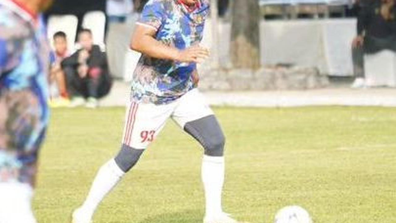 Terlihat duo Jenderal TNI dan Polri beserta para jajarannya ini begitu lincah mengolah bola. <br>