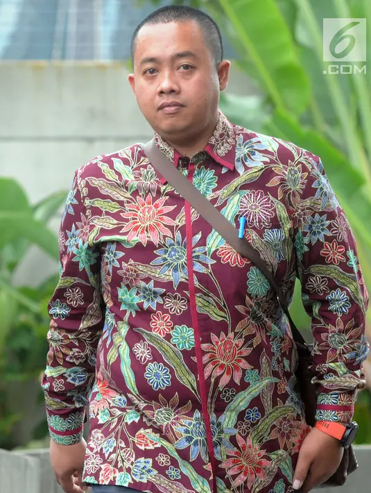 Staf pribadi Menteri Pemuda dan Olahraga Imam Nahrawi, Miftahul Ulum tiba untuk menjalani pemeriksaan di Gedung KPK, Jakarta, Kamis (3/1). Miftahul diperiksa sebagai saksi untuk Sekretaris Jenderal KONI Ending Fuad Hamidy. (Merdeka.com/Dwi Narwoko)