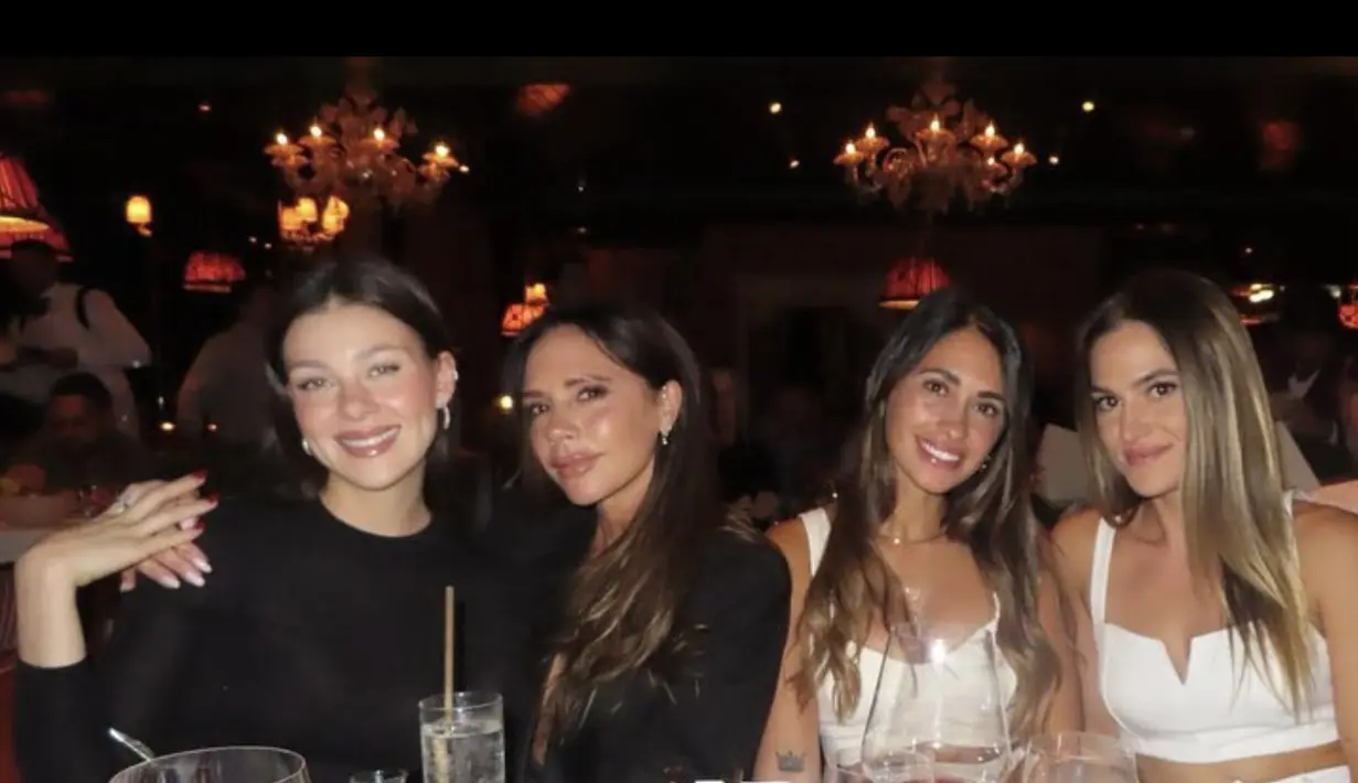 Di lain kesempatan, Nicola juga tampak kompak dengan busana serba hitam seperti sang ibu mertua, Victoria Beckham. [Foto: Instagram/ Victoria Beckham]