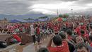 Suporter Timnas Indonesia menonton live report Televisi sambil menunggu masuk Stadion Pakansari, Bogor, (03/12/2016). (Bola.com/Peksi Cahyo)