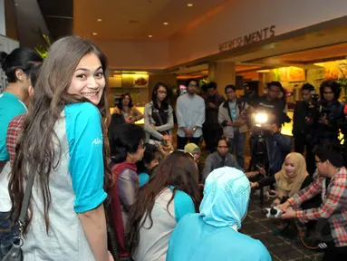 Sabai Morscheck curi-curi berfoto saat konferensi pers premiere film Seputih Cinta Melati di Planet Hollywood XXI, Jakarta, (24/7/14) (Liputan6.com/ Panji Diksana) 