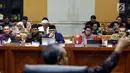 Pimpinan KPK mendengarkan pertanyaan Komisi III DPR dalam Rapat Dengar Pendapat (RDP) di Kompleks Parlemen Senayan, Jakarta, Selasa (12/9). Rapat mendengarkan penjelasan mengenai mekanisme proses pengaduan masyarakat di KPK. (Liputan6.com/Johan Tallo)
