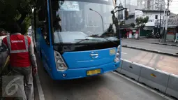 Busway saat melintasi jalur busway dikawasan Pramuka, Jakarta, Minggu (12/6/2016). Pemprov DKI Jakarta akan melakukan sterilisasi jalur Trans Jakarta mulai Senin nanti (13/6). (Liputan6.com/Faizal Fanani)