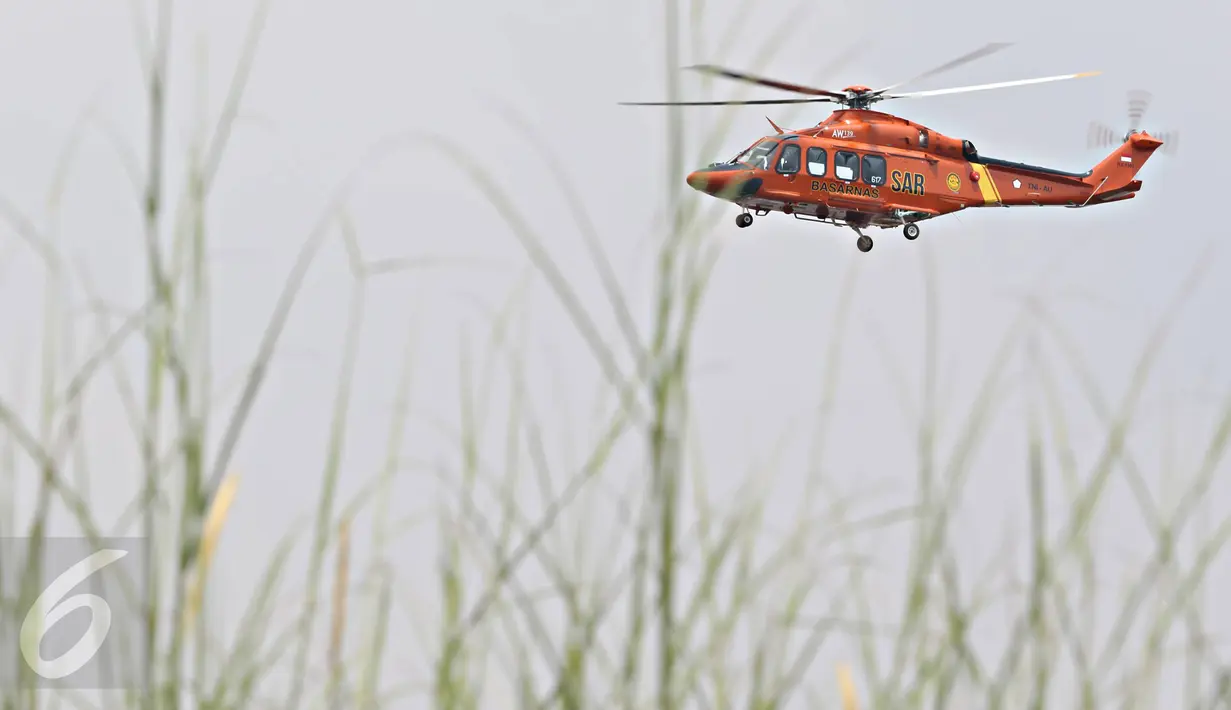 Helikopter AgustaWestland AW139 milik Basarnas saat melakukan uji terbang di Bandara Pondok Cabe, Tangerang Selatan, Senin (22/2). Helikopter ini dibeli untuk menambah kekuatan Basarnas dalam menghadapi bencana. (Liputan6.com/Immanuel Antonius)