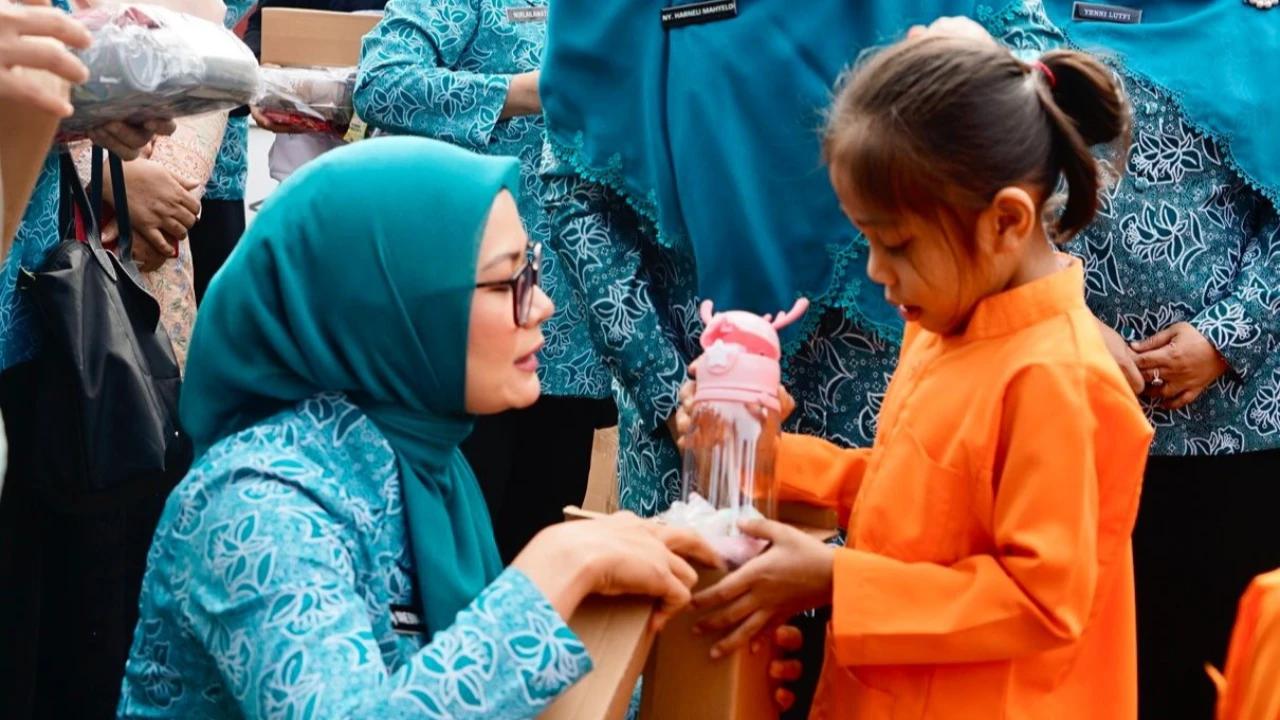 TP PKK Pusat Salurkan Paket Bantuan Peralatan Ibadah di Malalak Kabupaten Agam