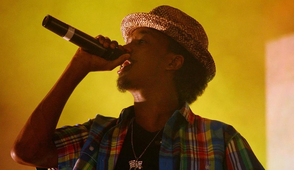 Wavin Flag juga menjadi lagu yang populer saat perhelatan Piala Dunia 2010 hingga sekarang. Lagu ini dinyanyikan K'Naan dengan genre hip-hop dan reggae yang awalnya ditulis untuk perjuangan kemerdekaan Somalia. Lagu ini meledak ketika terpilih sebagai lagu promosi sebuah minuman berkarbonasi untuk Piala Dunia 2010. (AFP/Rajesh Jantilal)