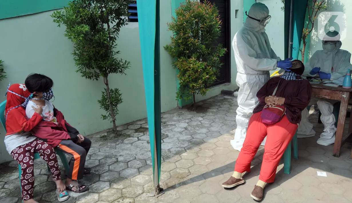 Paramedis melakukan kegiatan testing PCR kepada warga yang pernah berhubungan dengan pasien positif COVID-19 di Puskesmas Cinere, Depok, Jawa Barat, Kamis (10/6/2021). Testing setelah tracing dilakukan kepada puluhan warga untuk meminimalisir penyebaran COVID-19. (merdeka.com/Arie Basuki)