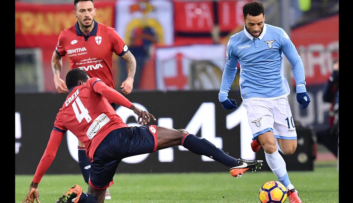 Pemain Lazio, Felipe Anderson (kanan) berusaha melewati hadangan pemain Genoa pada babak 16 besar Coppa Italia  di Olimpico stadium, Rome, (18/1/2017). Lazio menang 4-2. (Ettore Ferrari/ANSA via AP)
