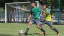 Pemain Timnas indonesia U-19, Aji Kusuma, mengontrol bola saat latihan di Lapangan ABC Senayan, Senin (19/2/2018).Pemusatan latihan Timnas Indonesia akan digelar selama satu pekan, yakni 18-25 Februari 2018. (Bola.com/Vitalis Yogi Trisna)