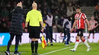 Pemain Southampton, Jack Stephens, meninggalkan lapangan setelah menerima kartu merah selama pertandingan sepak bola Liga Primer antara Southampton dan Chelsea di Stadion St Mary, Southampton, Inggris, Kamis dini hari WIB (5/12/2024). (Andrew Matthews/PA via AP)