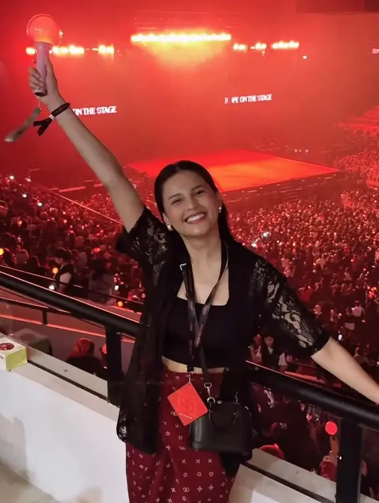 Yunita Siregar membawa unsur budaya Indonesia ke dalam gaya fesyennya. Ia mengenakan kebaya hitam sebagai outer yang dipadukan dengan tank top hitam dan obi batik merah sebagai sentuhan etnik yang menawan. [@yunitasiregar].