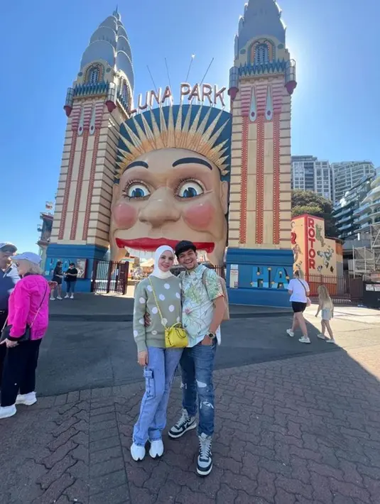 Selain ke Gedung Opera Sydney, pasangan ini mengunjungi banyak tempat, salah satunya adalah Luna Park. Australia sendiri memang menjadi salah satu negara tetangga yang banyak dikunjungi selebriti Indonesia ketika momen liburan. (Liputan6.com/IG/@indrabekti)
