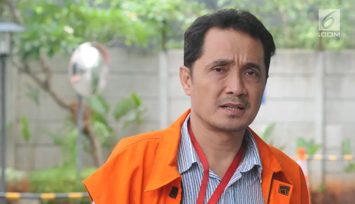Eskpresi Konsultan Lippo Group Fitra Djaja Purnama saat tiba di gedung KPK, Jakarta, Selasa (30/10). Fitra diperiksa sebagai tersangka dugaan memberi suap atau janji penguruasn perizinan proyek pembangunan Meikarta di Kab Bekasi. (Merdeka.com/Dwi Narwoko)