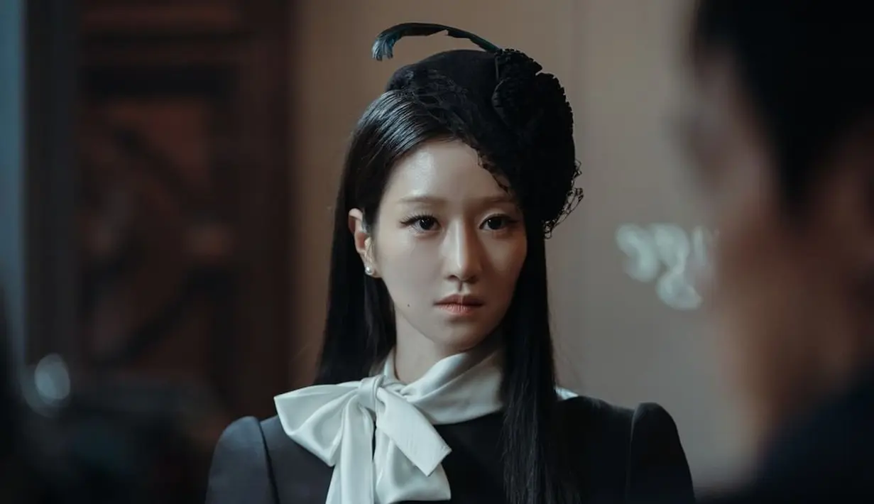Seperti foto sebelumnya, karakter Lee Ra El kerap tampil dengan fascinators, alias hiasan kepala yang umum dikenakan bangsawan atau pesohor Inggris saat menghadiri acara resmi kerajaaan. (Foto: Instagram/ tvn_drama)