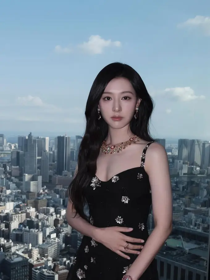 Kim Ji Won saat Hadir BVLGARI Kaleidos di Tokyo dengan tampilan yang mewah. [@geewonii]