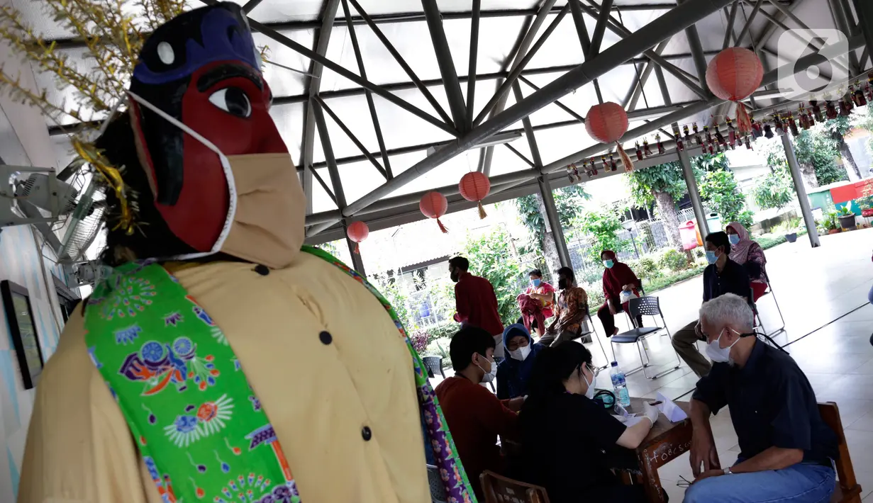 Warga menunggu dalam antre untuk vaksinasi COVID-19 di RPTRA Taman Gajah, Cipete Selatan, Jakarta, Kamis (27/5/2021). Pemprov DKI Jakarta melakukan vaksinasi COVID-19 bagi warga usia 18 tahun ke atas yang berada di RW rentan dan padat penduduk. (Liputan6.com/Johan Tallo)
