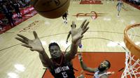 Pemain Houston Rockets, Clint Capela (15) berusaha merebut bola dari jangkauan pemain Detroit Pistons, Andre Drummond pada laga NBA basketball game, di Toyota Center, Houston, (22/3/2018). Rockets menang 100-96. (AP/David J. Phillip)