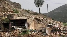 Tampak rumah yang terbengkalai di daerah dekat sebuah tambang batu bara di Kouquan kotapraja Datong, Provinsi Shanxi, Tiongkok, (1/8).Ketidakstabilan kawasan ini disebabkan perilaku pihak penambang yang tidak bertanggung jawab. (REUTERS/Jason Lee)