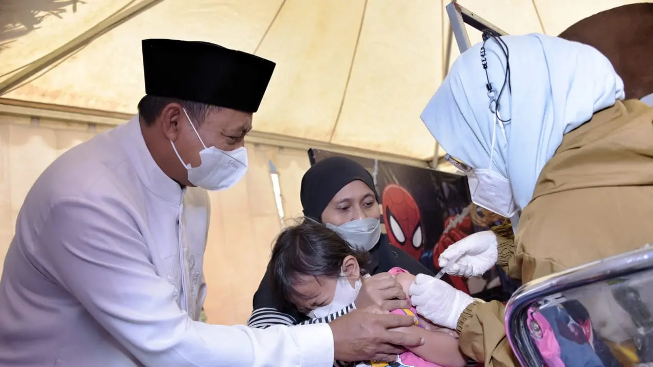 Wakil Gubernur Jawa Barat Uu Ruzhanul Ulum saat meninjau pelaksanaan vaksinasi COVID-19 selama bulan Ramadan, di Pusat Perbelanjaan Ramayana, Pakuwon, Kabupaten Garut, Sabtu (9/4).