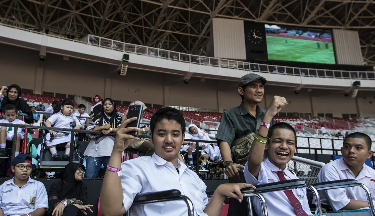 Sejumlah pelajar YPAC memberikan dukungan kepada atlet-atlet yang berlaga pada ajang Asian Para Games di SUGBK, Jakarta, Senin (8/10/2018). (Bola.com/Vitalis Yogi Trisna)