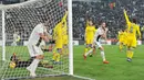 Bek Juventus, Leonardo Bonucci, melakukan selebrasi usai membobol gawang Frosinone pada laga Serie A di Stadion Allianz, Turin, Jumat (15/2). Juventus menang 3-0 atas Frosinone. (AP/Alessandro Di Marco)