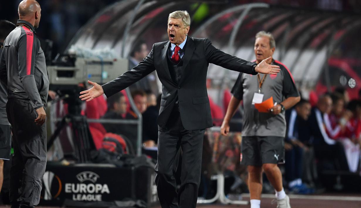 Protes pelatih Arsenal, Arsene Wenger kepada wasit saat timnya melawan Belgrade Crvena Zvezda pada laga grup H Liga europa di Stadion Rajko Mitic, (19/10/2017). Arsenal menang 1-0. (AFP/Andrej Isakovic)