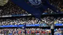 Para pemain Chelsea dan Liverpool masuk ke dalam lapangan untuk bertanding pada lanjutan Liga Inggris di Stamford Bridge di London (6/5). Chelsea menang tipis atas Liverpool 1-0 berkat gol Giroud. (AFP Photo/Glyn Kirk)