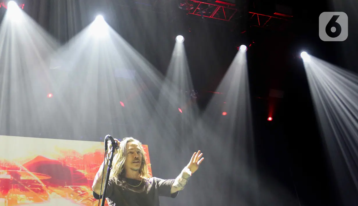 Penonton pun hanyut bernostalgia kala Incubus membawakan lagu "Karma, Come Back", "Come Together", "Are You In", "Glory Box" hingga "Warning". (Liputan6.com/Herman Zakharia)