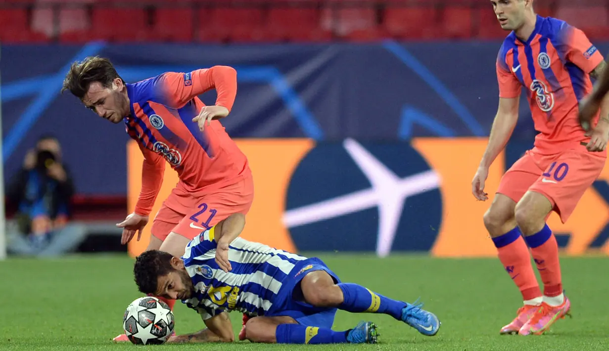 Pemain Chelsea, Benjamin Chilwell, berebut bola dengan pemain FC Porto, Jesus Corona, pada laga Liga Champions di Stadion Ramon Sanchez Pizjuan, Kamis (8/4/2021). Chelsea menang dengan skor 2-0. (AFP/Cristina Quicler)