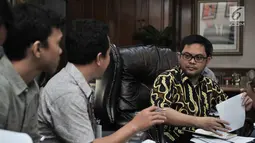 Komisioner KPU Viryan Aziz mendengarkan masukan dari salah seorang aktivis Migrant Care saat audiensi di Kantor KPU, Jakarta, Senin (20/8). (merdeka.com/ Iqbal S. Nugroho)