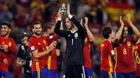 Pemain timnas Spanyol merayakan kemenangan 3-0 atas Albania dalam laga Grup G Kualifikasi Piala Dunia 2018 di Stadion Jose Rico Perez, Jumat (6/10). Spanyol berhasil memastikan satu tiket ke Piala Dunia 2018 Russia. (AP/Alberto Saiz)