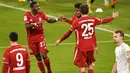 Striker Bayern Munich, Kingsley Coman (kedua dari kanan), merayakan gol bersama David Alaba (kiri) dan Thomas Mueller dalam laga lanjutan Liga Jerman pekan ke-8 melawan Werder Bremen di Allianz Arena, Sabtu (21/11/2020). Bayern bermain imbang 1-1 dengan Werder Bremen. (AFP/Lukas Barth/Pool)