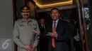 Jenderal Rashad Mahmood dari Pakistan (kiri) bersama Menkopolhukam Wiranto (kanan) berbincang usai pertemuan tertutup di Kemenkopolhukam, Jakarta, Selasa (20/9). (Liputan6.com/Faizal Fanani)