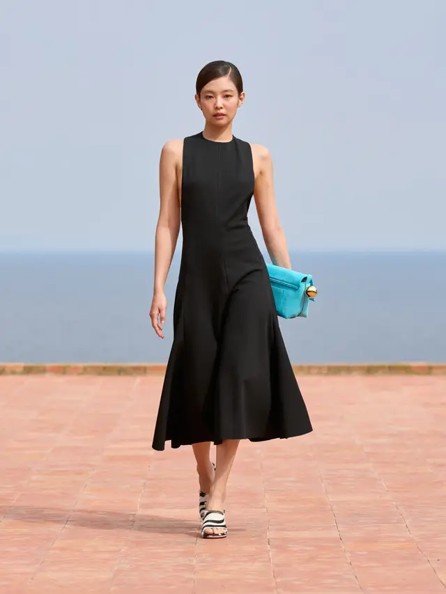 Adu Gaya Berani Dua Lipa dan Jennie BLACKPINK di Show Jacquemus, Kenakan Dress Serupa Cuma Beda Warna