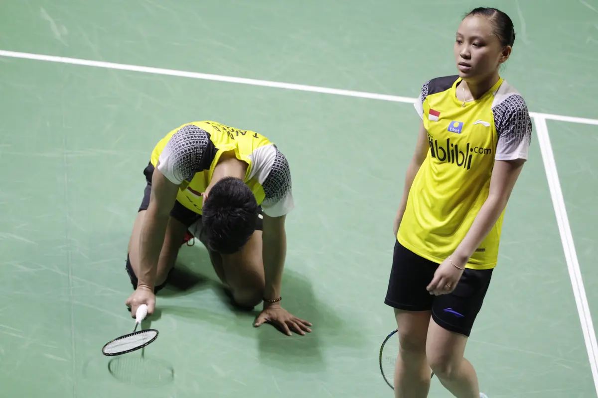 Pasangan ganda campuran Indonesia, Tontowi Ahmad / Winny Oktavina Kandow, kalah dari ganda Malaysia pada Indonesia Open. (Bola.com/Vitalis Yogi Trisna)