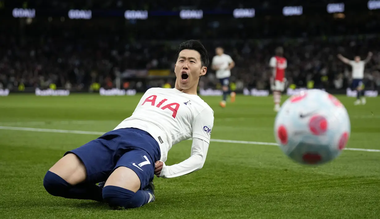 Son Heung-min telah menjadi pemain terbaik Tottenham Hotspur musim ini dan berkembang pesat di bawah Antonio Conte. Bersama Harry Kane, ia telah melakukan pekerjaan yang luar biasa, terutama dalam urusan mencetak gol. Sejauh ini, Son telah mengoleksi 21 gol dan 9 assist dalam 34 penampilannya di liga. Hal itu membuat pemain asal Negeri Ginseng tersebut menjadi penantang serius gelar sepatu emas Liga Inggris musim ini. (AP/Matt Dunham)