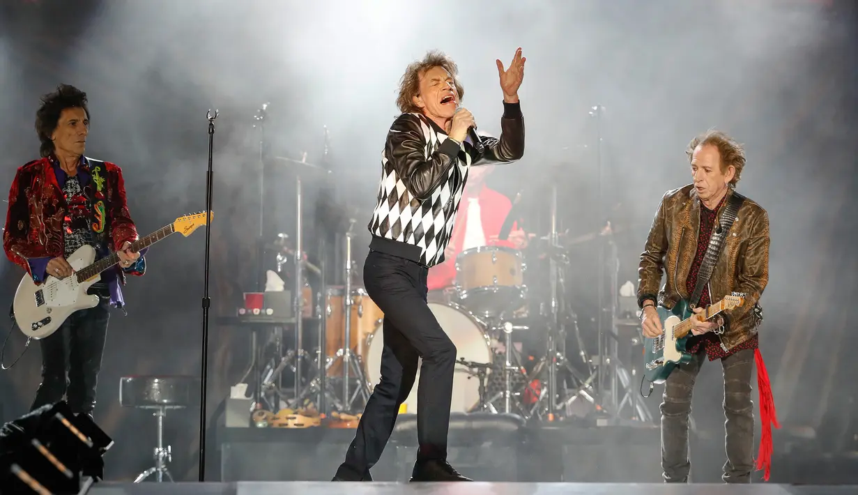 Penampilan Mick Jagger (tengah), Ronnie Wood (kiri), dan Keith Richards saat konser Rolling Stones dalam tur 'No Filter' di Soldier Field, Chicago, AS, Jumat (21/6/2019). Ini konser pertama Rolling Stones dalam tur AS dan Kanada setelah menunda untuk perawatan medis Jagger. (Kamil Krzaczynski/AFP)