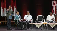Menkominfo Johnny G Plate (kiri) memberikan paparan saat diskusi panel IV Rakornas Indonesia Maju antara Pemerintah Pusat dan Forum Koordinasi Pimpinan Daerah (Forkopimda) di Bogor, Rabu (13/11/2019). Panel IV membahas pembangunan Infrastuktur. (Liputan6.com/Herman Zakharia)