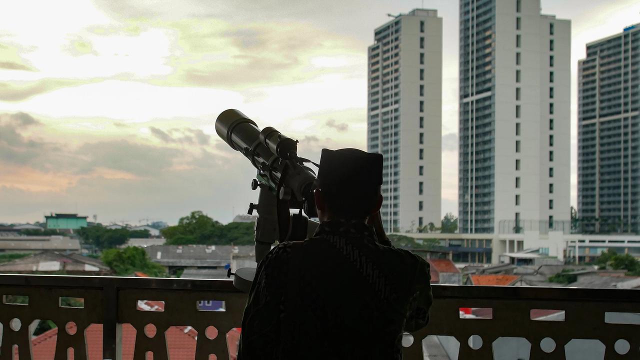 FOTO: Hilal Belum Terlihat di Langit Jakarta Saat Rukyatul Hilal Awal Ramadhan 1447 H