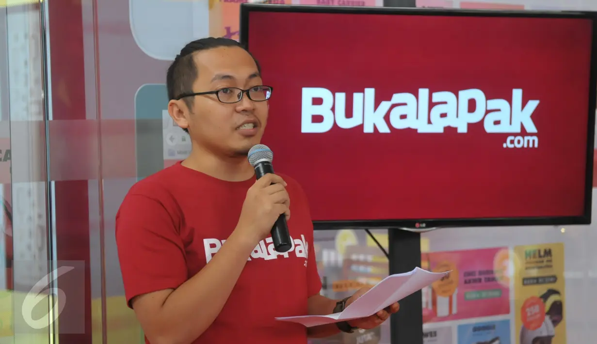 CEO Bukalapak, Achmad Zaky memberi kata sambutan pada acara peresmian kantor Bukalapak.com yang bertepatan dengan perayaan ulang tahun ke-6 di kawasan Kemang, Jakarta, Selasa (12/1). Acara ini dihadiri Menkominfo Rudiantara. (Liputan6.com/Faisal R Syam)