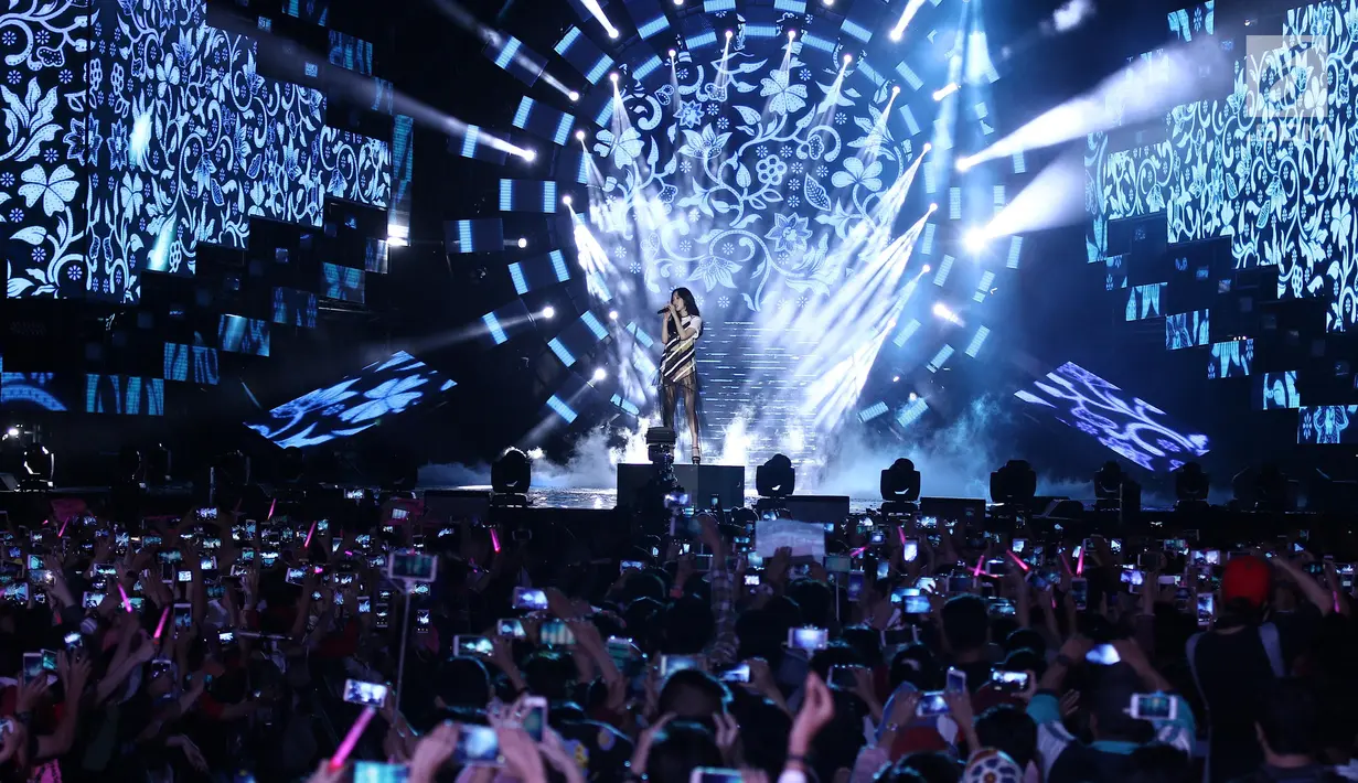 Aksi panggung personil SNSD Taeyeon menghibur penonton acara Count Down Asian Games 2018 di Monas, Jakarta, Jumat (18/7). Taeyeon membawakan lagu pertama berjudul "Fine". (Liputan6.com/Herman Zakharia)