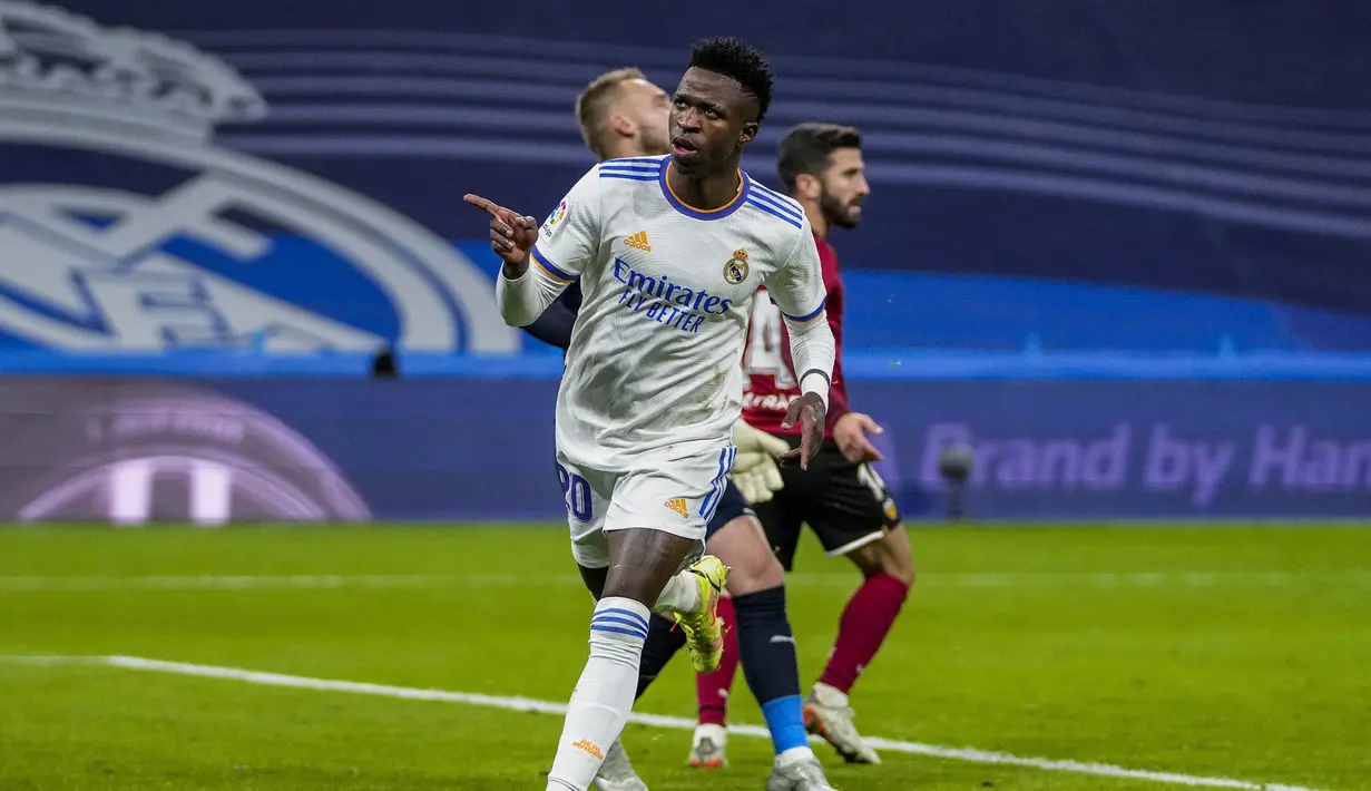 Laga babak kedua baru berjalan tujuh menit, Real Madrid berhasil unggul 2-0. Sepakan mendatar Vinicius Junior usai kerjasamanya dengan Karim Benzema mampu menaklukkan Jasper Cillessen. (AP/Bernat Armangue)