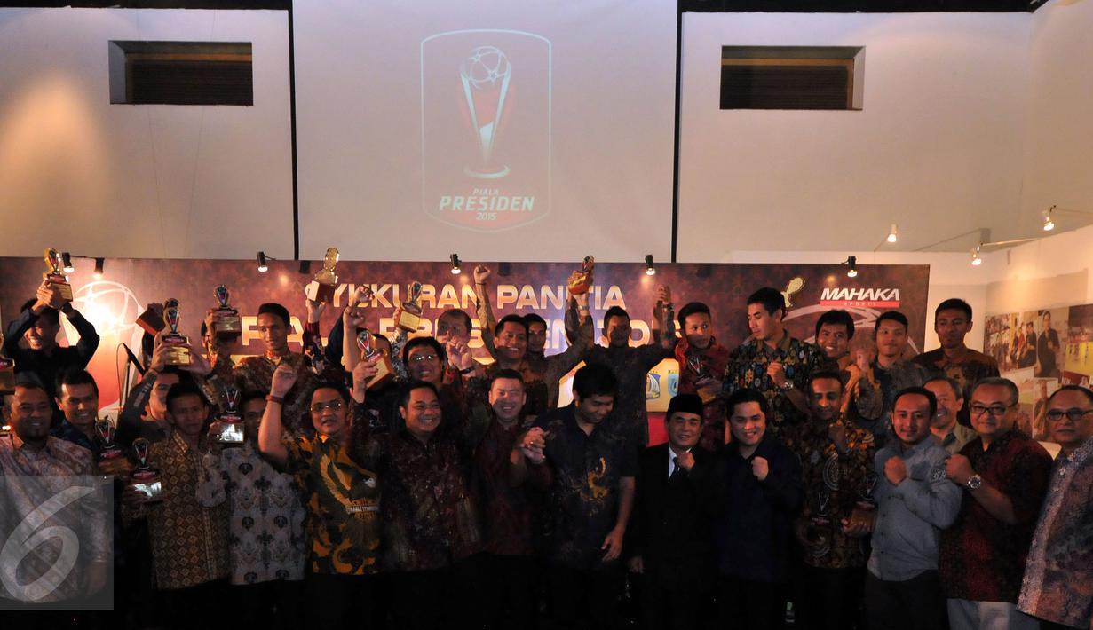 Panitia dan sejumlah pendukung terlaksananya Piala Presiden 2016 berpose bersama saat Syukuran Panitia Piala Presiden 2016, Jakarta, Senin (18/1/2016). (Liputan6.com/Yoppy Renato)