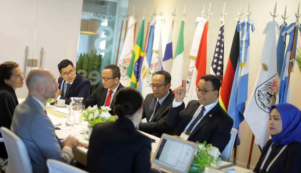 Gubernur DKI Jakarta Anies Baswedan melakukan pertemuan bilateral dengan Mark Watts, Executive Director of C40 Cities Climate Leadership Group di sela acara Urban 20 (U20) Global Summit di Buenos Aires, Argentina. (Liputan6.com/Pool/Pemprov DKI Jakarta)